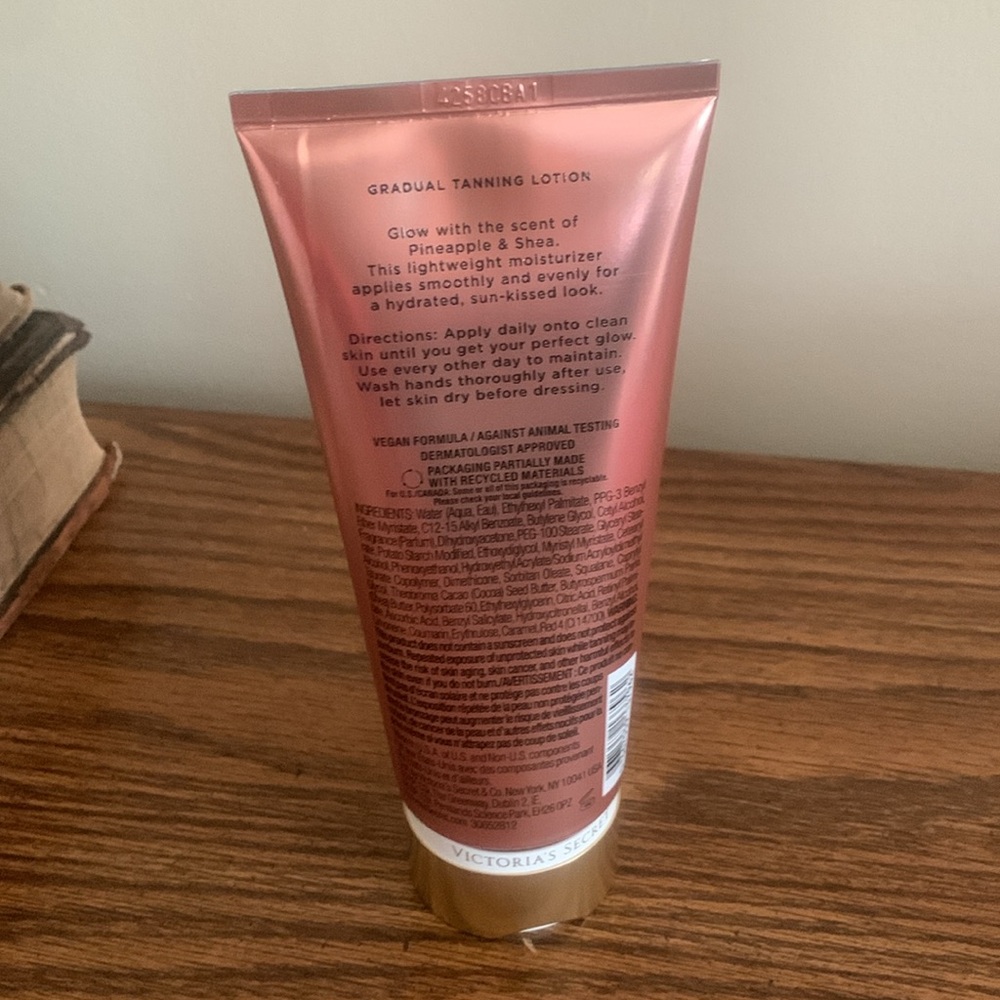 Victoria's Secret Pink Gradual Tanning Lotion - Picture 3 of 4